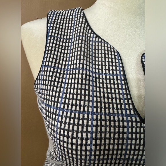 Ann Taylor Sleeveless Tweed Flare Dress V Neck Size 0 Back zipper closure - Picture 4 of 6